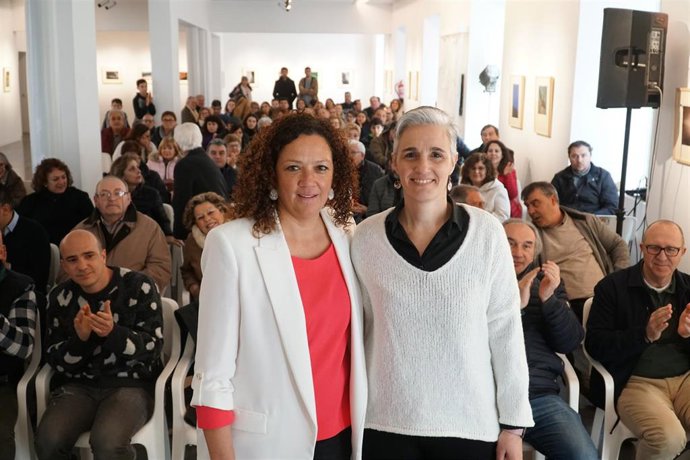 La secretaria general de la Federación Socialista de Mallorca y presidenta del Consell, Catalina Cladera, junto con la candidata a la alcaldía de Sa Pobla, Xesca Mir