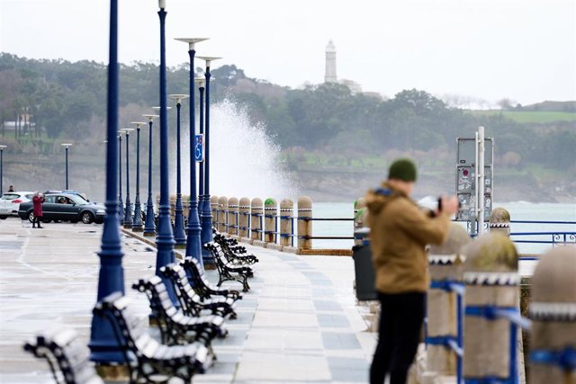 Una persona graba el oleaje en el puerto de Santander, a 17 de enero de 2023, en Santander, Cantabria (España). 