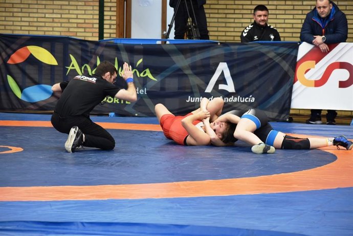 Deportistas en una prueba del Campeonato de España de Luchas Olímpicas celebrado en Carmona.