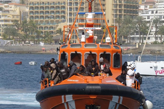 La Salvamar Macondo llegando al Muelle de Arguineguín con los migrantes rescatados este domingo en aguas situadas el sur de Gran Canaria