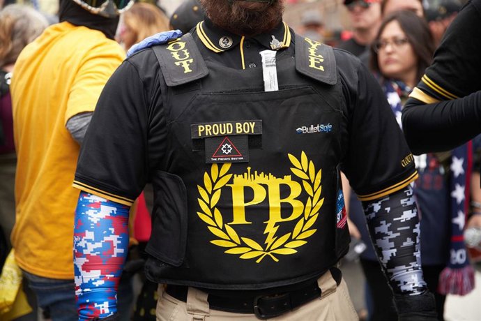 Archivo - Imagen de un integrante del grupo ultranacionalista estadounidense Proud Boys 