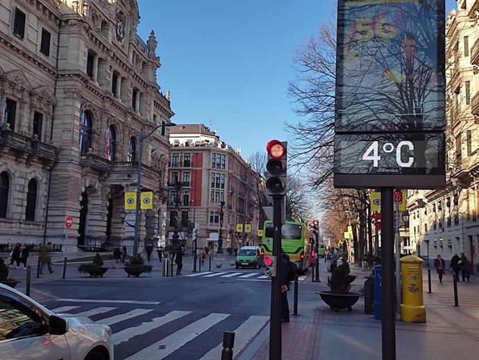Termómetro marca 4 grados en la Gran Vía de Bilbao