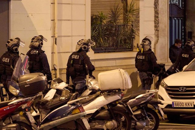 Agentes de los Mossos d'Esquadra en las cercanías del edificio de la calle Amigó 39, donde permanece al menos un hombre secuestrado, a 10 de febrero de 2023, en Barcelona, Catalunya (España). 