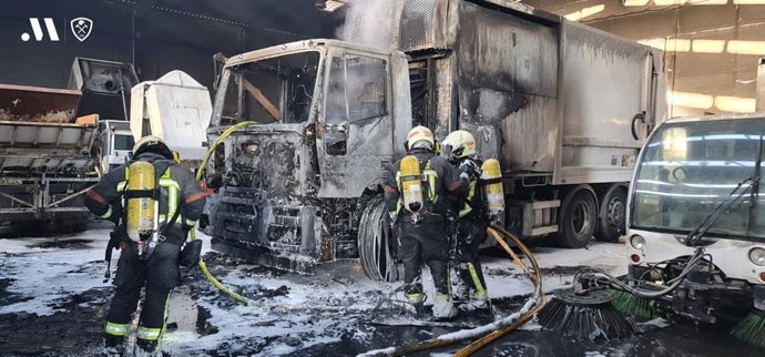 Un incendio afecta a una nave industrial en Vélez con vehículos de recogida de residuos en su interior