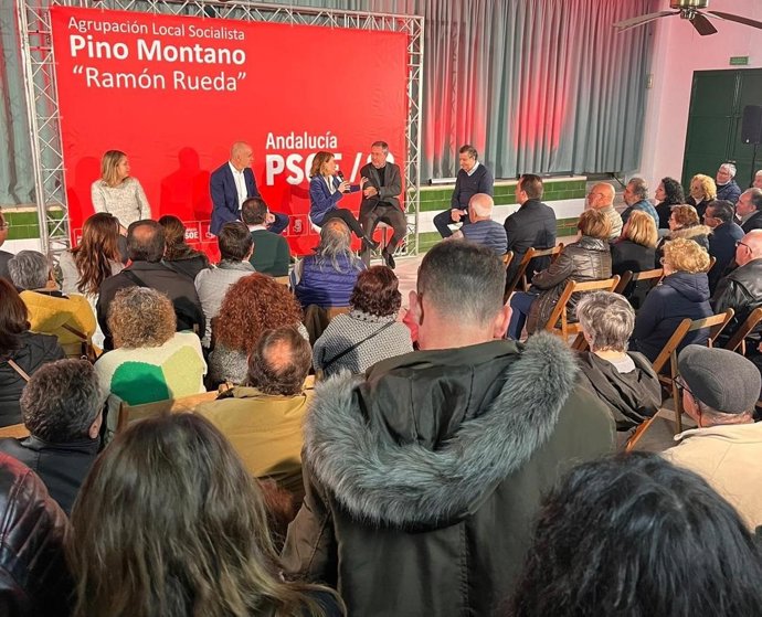 Acto del PSOE en Pino Montano, con la participación del alcalde y candidato a la reelección y el secretario general del PSOE provincial.