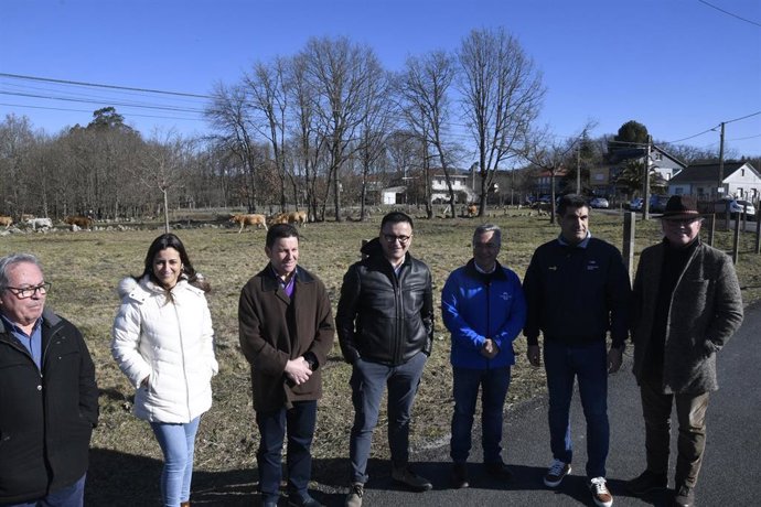 El conselleiro do Medio Rural visita una aldea modelo en O Pereiro de Aguiar (Ourense).
