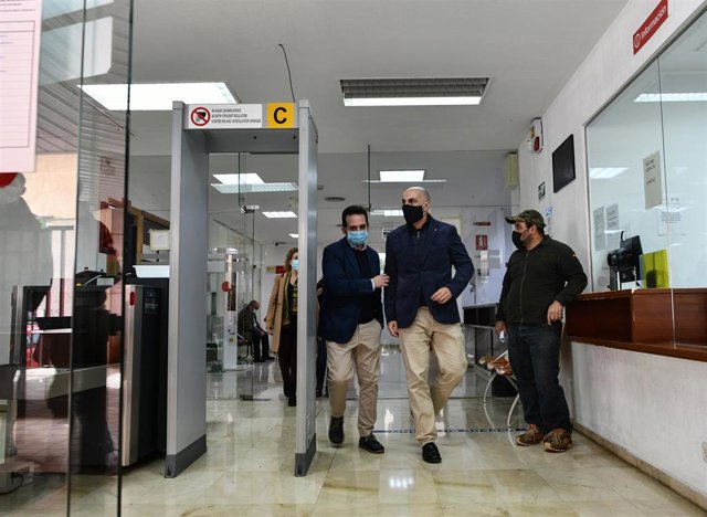 Archivo - Imagen de archivo del presidente de Vox en Ceuta, Juan Sergio Redondo, a su salida tras sentarse en el banquillo de los acusados por un presunto delito de odio 