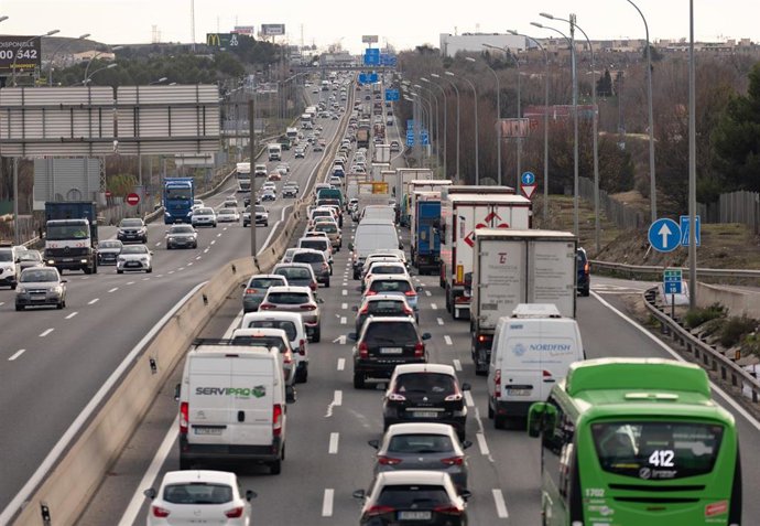 Archivo - Circulación en el Km 17 de la autovía A4 