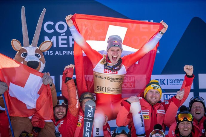 El suizo Marco Odermatt celebra su oro en descenso en el Mundial de Esquí Alpino 2023