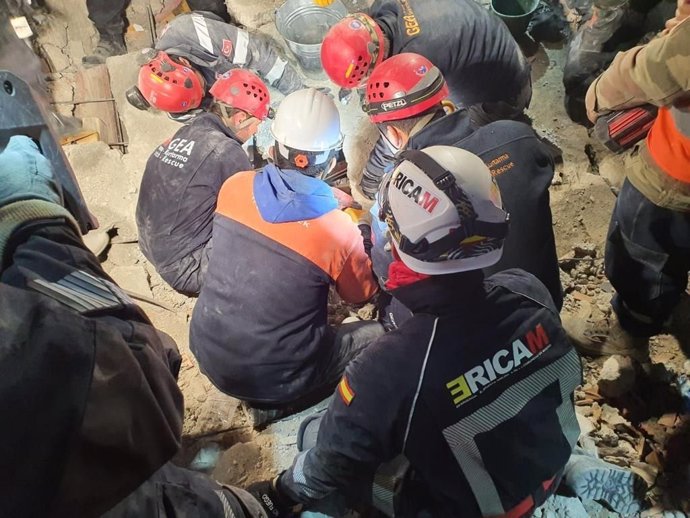 ERICAM rescata a una mujer atrapada entre escombros desde hace seis días tras el terremoto en Turquía