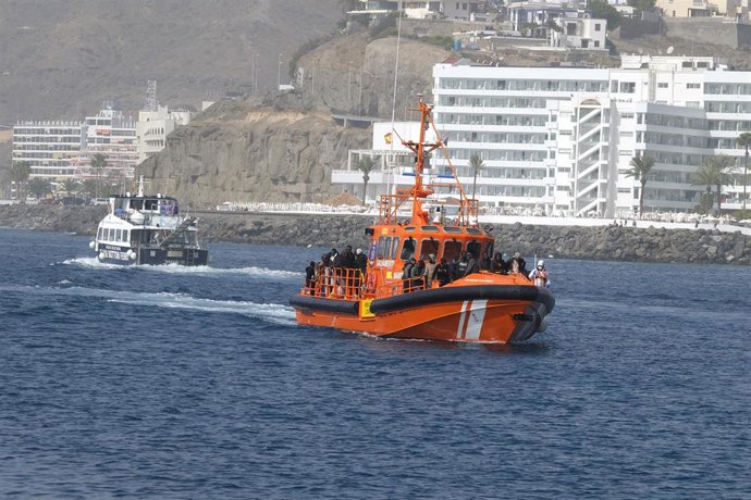 Un barco de Salvamento Marítimo con casi un centenar de migrantes llega al Muelle de Arguineguín, a 12 de febrero de 2023, en Gran Canaria, Las Palmas, Canarias (España). 
