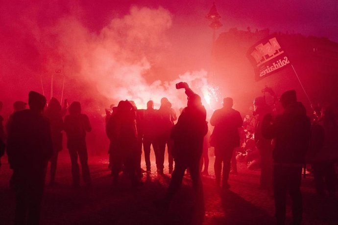  Manifestantes participan en una concentración en el segundo día de huelgas y protestas en todo el país por la reforma de las pensiones propuesta por el gobierno. (ARCHIVO)
