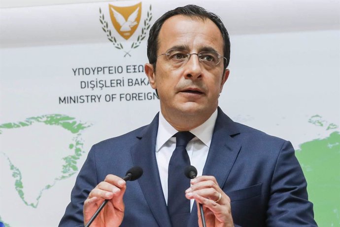 Archivo - FILED - 31 July 2019, Cyprus, Nicosia: Cypriot Foreign Minister Nikos Christodoulides and Egyptian Foreign Minister Sameh Shoukry (not pictured) hold a joint press conference following their meeting. Christodoulides announced on Sunday that he