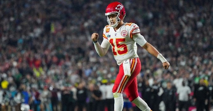 Patrick Mahomes celebra una jugada durante la LVII Super Bowl entre los Kansas City Chiefs y Philadelphia Eagles