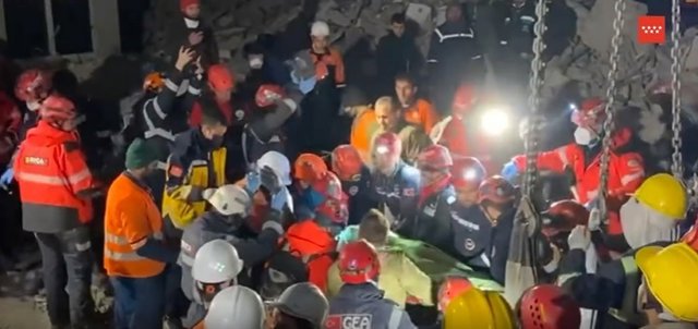 Rescate de una mujer de 50 años en Turquía tras el terremoto por efectivos del Ericam.