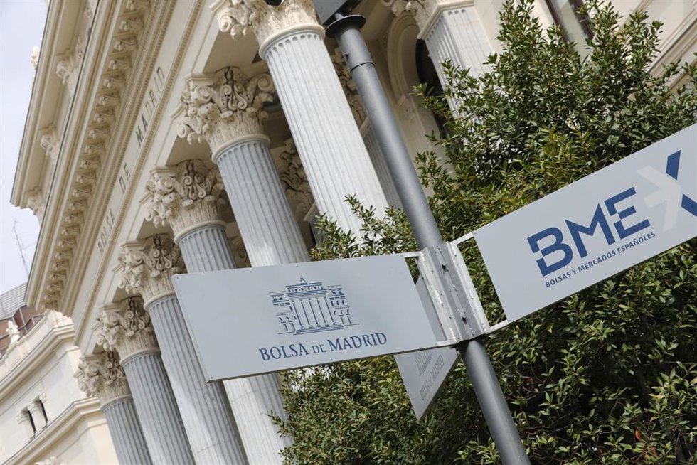 Archivo - Cartel colocado en las inmediaciones del edificio de La Bolsa de Madrid