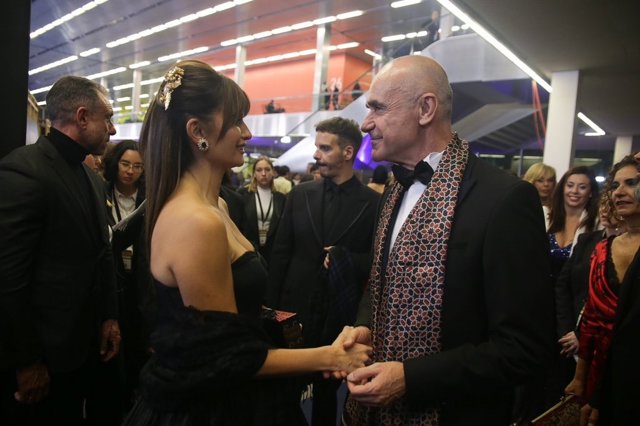 El alcalde de Sevilla, Antonio Muñoz, saluda a Penélope Cruz en la Gala de los Goya.