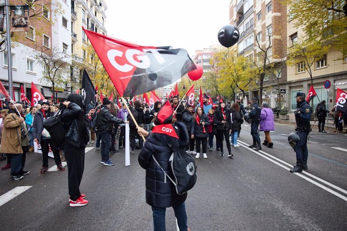 Archivo - Un grupo de personas con banderas de la CGT 