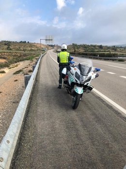 Investigan a un conductor en Teruel por conducir su vehículo con un permiso de conducción de Ucrania falso.