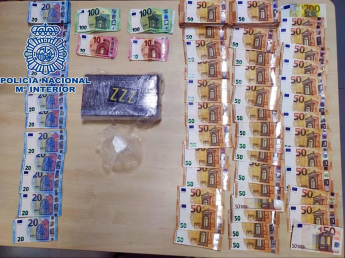 Droga y dinero decomisados en un operativo de la Policía Nacional en Santiago de Compostela.