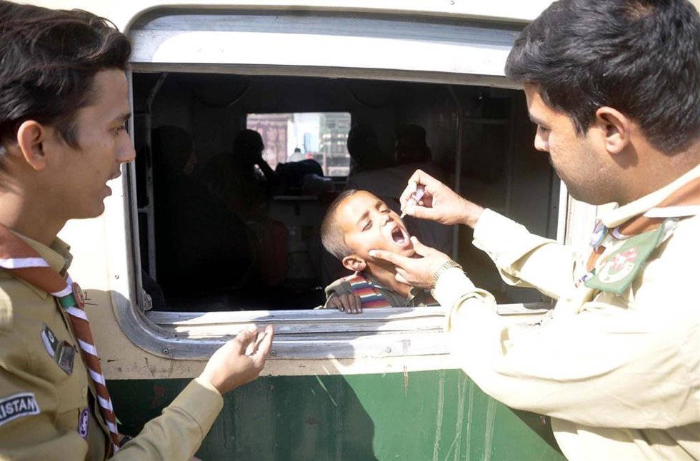 Archivo - Campaña de vacunación contra la poliomielitis en Hyderabad, Pakistán