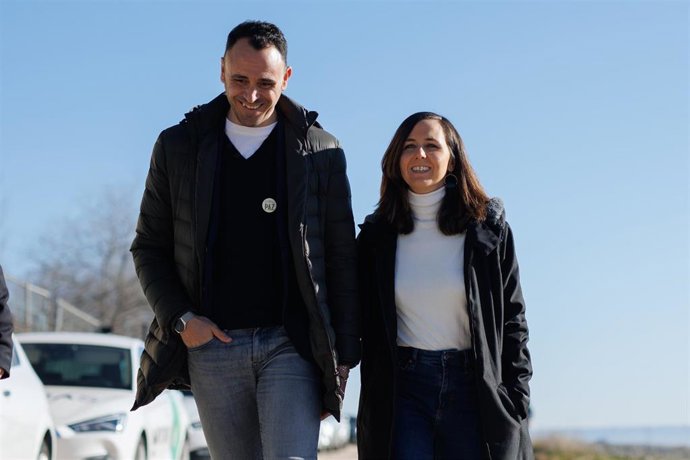 El candidato de Podemos a la Alcaldía de Madrid, Roberto Sotomayor y la secretaria general de Podemos, Ione Belarra, a su llegada a la protectora animal ALBA, a 2 de febrero de 2023, en Camarma de Esteruelas, Madrid (España). 