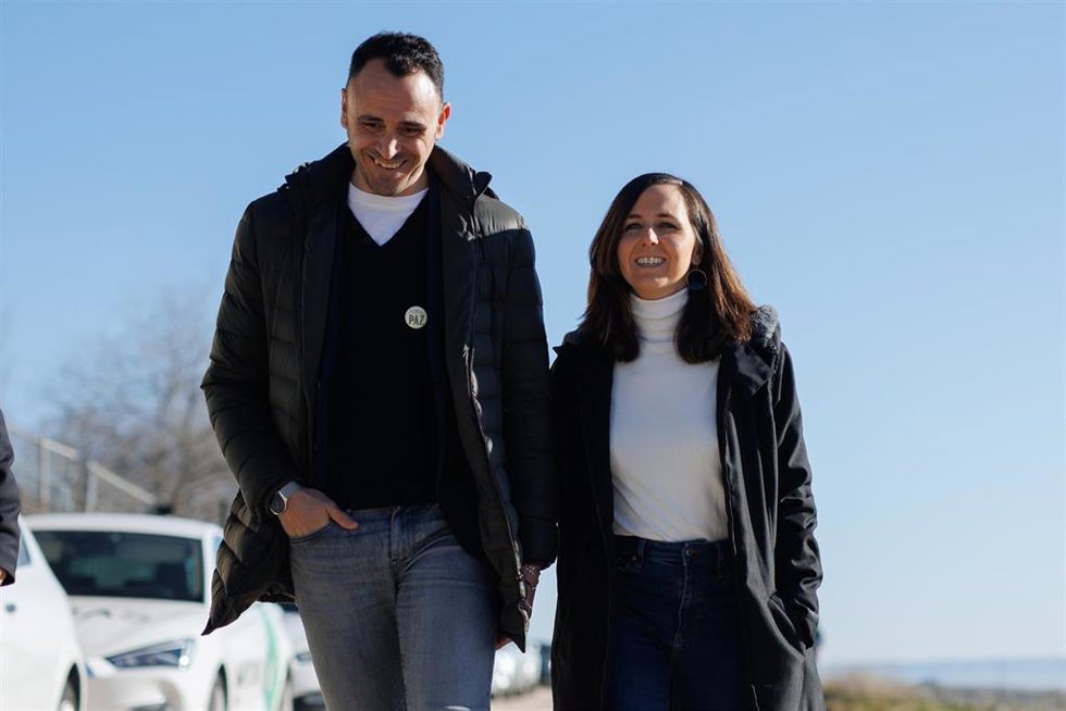 El candidato de Podemos a la Alcaldía de Madrid, Roberto Sotomayor y la secretaria general de Podemos, Ione Belarra, a su llegada a la protectora animal ALBA, a 2 de febrero de 2023, en Camarma de Esteruelas, Madrid (España). 