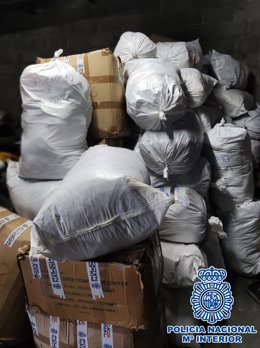 Los agentes también incautaron casi 2.500 productos textiles presuntamente falsificados