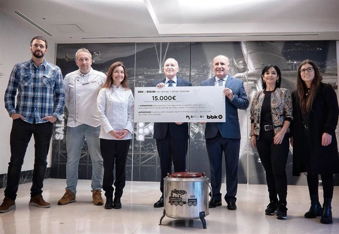 BBK y Bisubi entregan a Aspanovas 15.000 euros recaudados con la acción solidaria de Santo Tomás