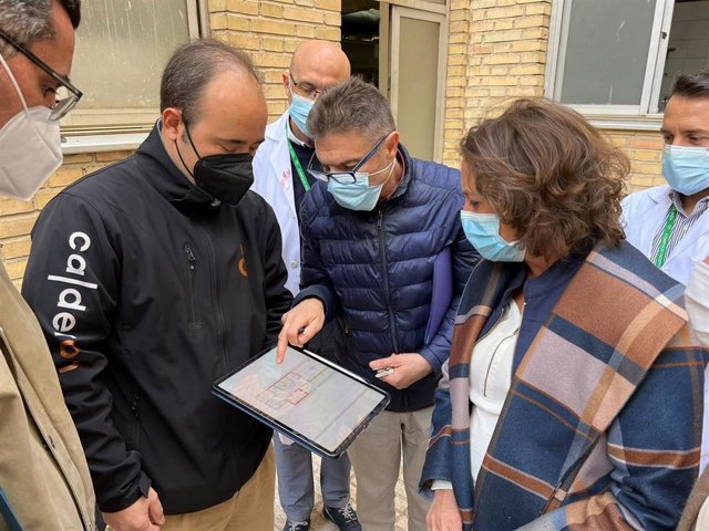 García (d) observa documentación sobre las obras del PEC-TAC.