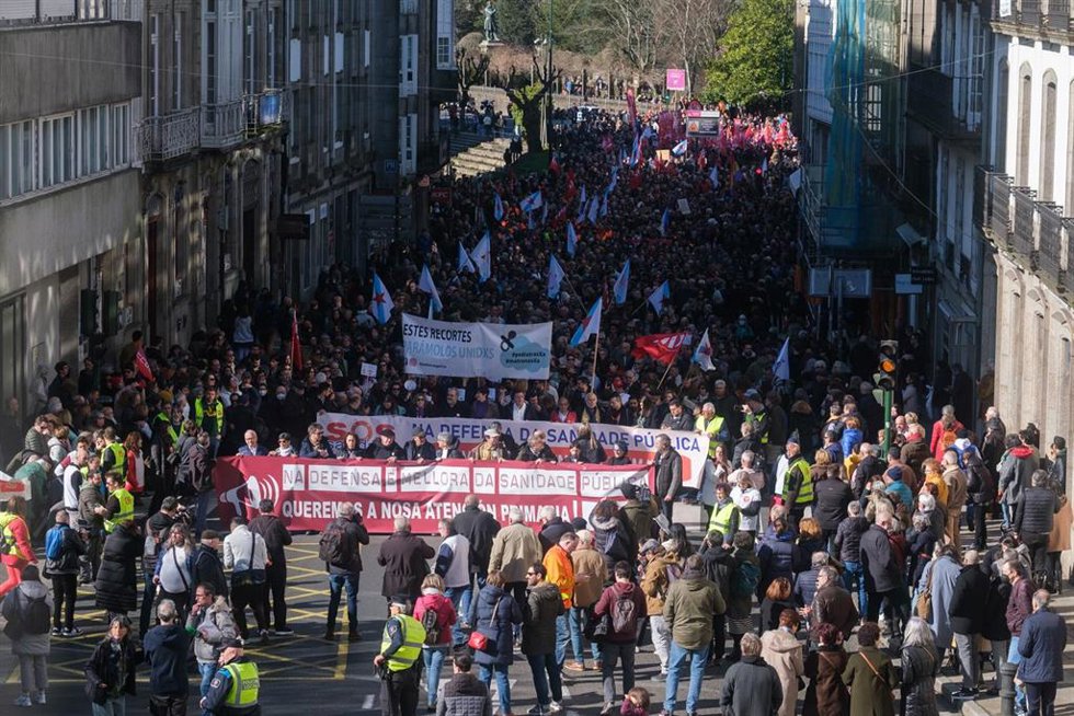 Unas 25.000 personas según Polícia Local se manifiestan para exigir una mejor Sanidad Pública, 12 de febrero de 2023, en Santiago de Compostela, A Coruña, Galicia, (España). Las principales calles de Santiago de Compostela se han llenado de personas man