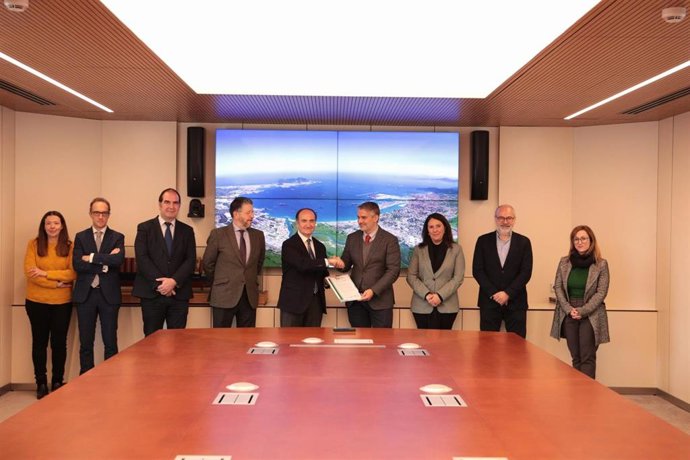 El director del Parque Energético San Roque de Cepsa, Rosendo Rivero, y el presidente de la Autoridad Portuaria Bahía de Algeciras (Cádiz), Gerardo Landaluce, firman la carta de adhesión a la Estrategia Verde del Puerto de Algeciras