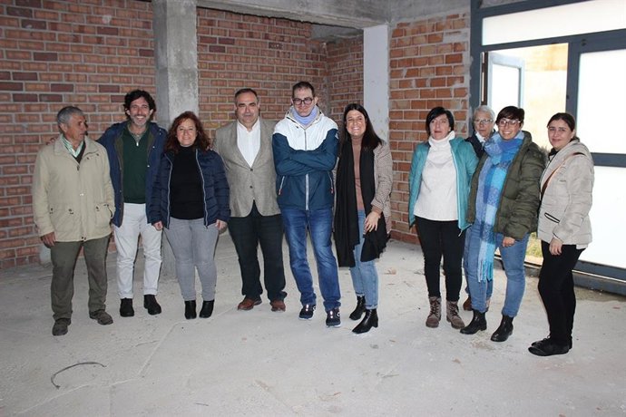 El diputado de Mayores y Tercer Sector, Francisco José Martín, ha visitado junto al alcalde de Pizarra, Félix Lozano, y la concejala de de Bienestar Social, María Cordero, las instalaciones donde se ubicará la sede de Adispi.