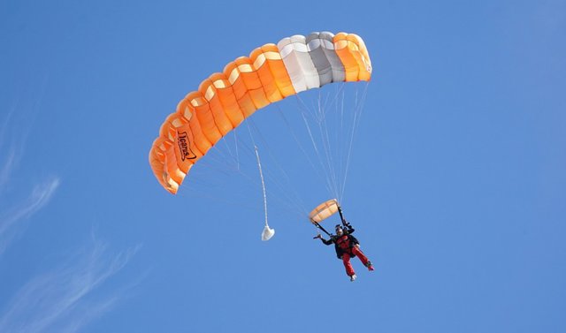 Archivo - Imagen de archivo de un paracaidista.