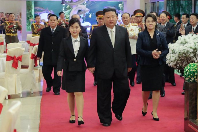 El dirigente de Corea del Norte, Kim Jong Un, junto a su mujer y su hija