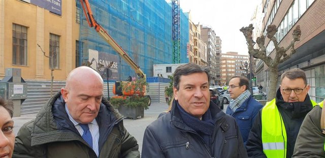 Los consejeros de la Presidencia, Jesús Julio Carnero, y de Economía y Hacienda, Carlos Fernández Carriedo, durante su visita a las obras de rehabilitación del edificio administrativo, antigua sede de la delegación de Hacienda.