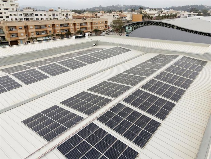 Archivo - Cubierta de un supermercado de Mercadona en Inca.