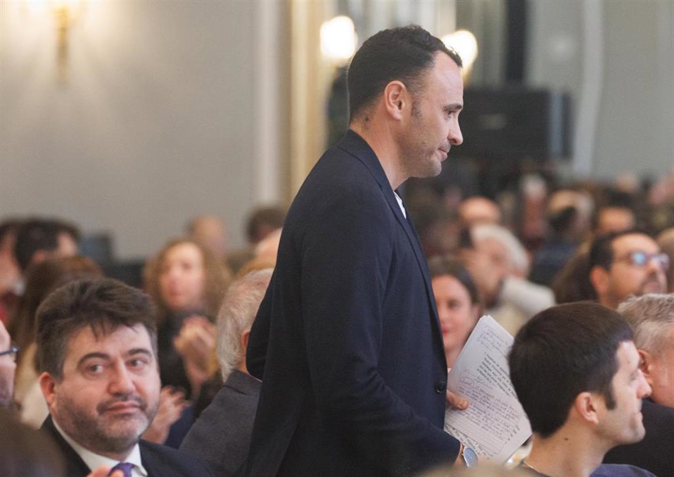 El candidato de Podemos a la Alcaldía de Madrid, Roberto Sotomayor, a su llegada al Desayuno informativo del Fórum Europa, en el Hotel Mandarin Oriental Ritz, a 13 de febrero de 2023, en Madrid (España).