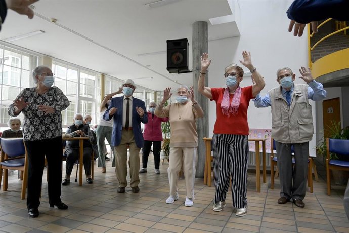 Archivo - Personas en una residencia de  mayores