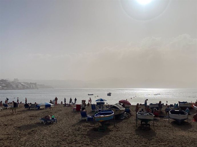 Archivo - Calima en la Playa de Las Canteras de Las Palmas de Gran Canaria