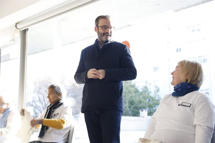 El alcalde de Palma, José Hila, visita las actividades en el casal de barri Can Alonso en el marco del programa Activa't.