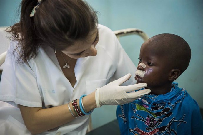 Archivo - Una de las alumnas de Medicina voluntarias en el proyecto 'SITUP' atiende a un niño de la población de Turkana, en el norte de Kenia.