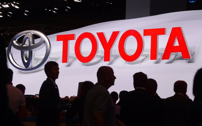 Archivo - FILED - 10 September 2013, Hessen, Frankfurt_Main: Toyota logo is pictured at the Frankfurt Motor Show (IAA). Toyota resumes operations at its factories in central Japan after water leaks stopped. Photo: picture alliance / dpa