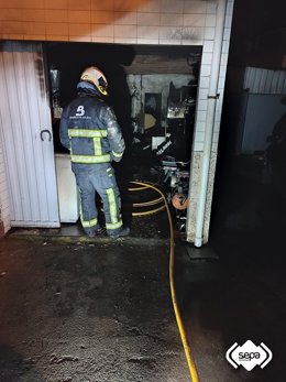 Bomberos de Asturias sofocan un incendio en una cochera en la calle Leopoldo Lugones en Siero.