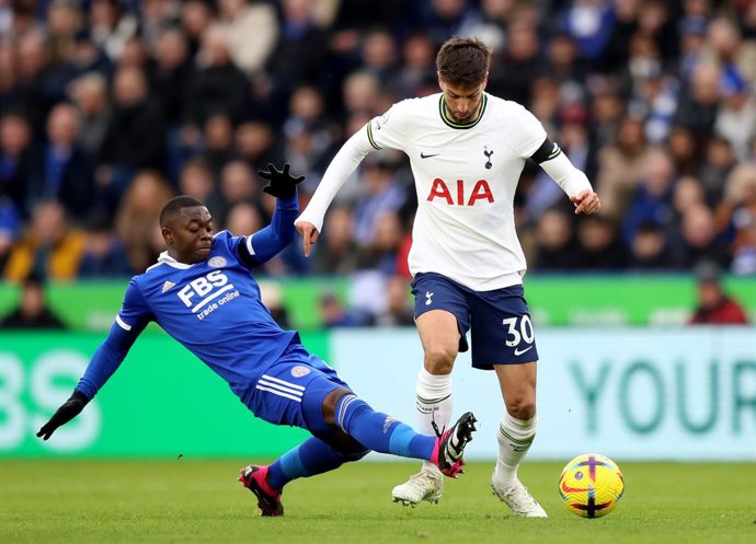 11 February 2023, United Kingdom, Leicester: Leicester City's Nampalys Mendy (L) and Tottenham Hotspur's Rodrigo Bentancur battle for the ball during the English Premier League soccer match between Leicester City and Tottenham Hotspur at the King Power 