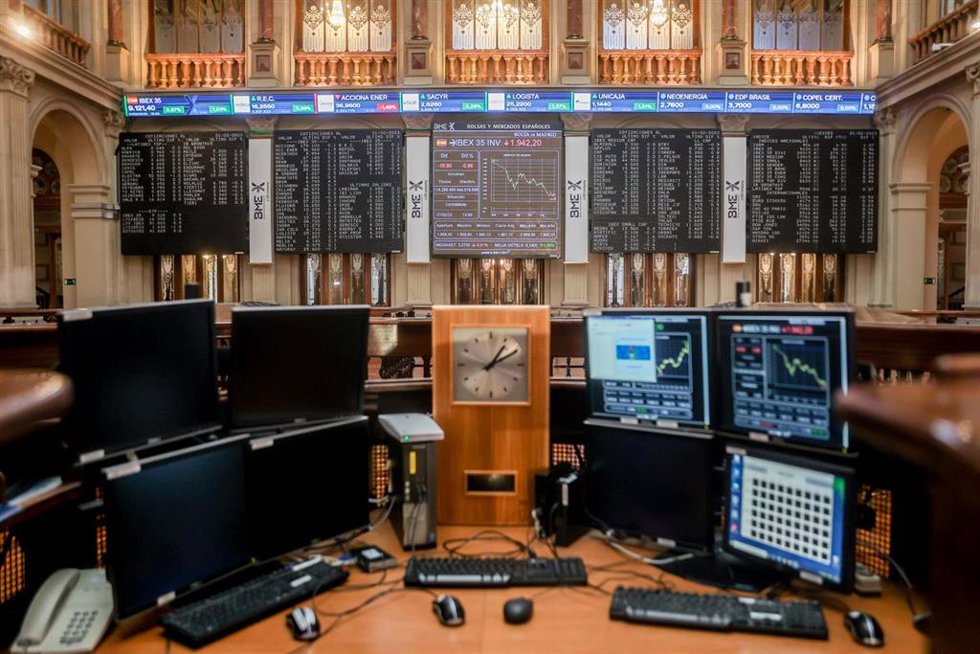 Varios ordenadores y paneles en el Palacio de la Bolsa, a 1 de febrero de 2023, en Madrid (España). 