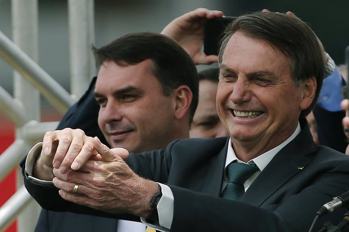 Archivo - El presidente de Brasil, Jair Bolsonaro, y su hijo Flavio, senador por Río de Janeiro en el Senado.