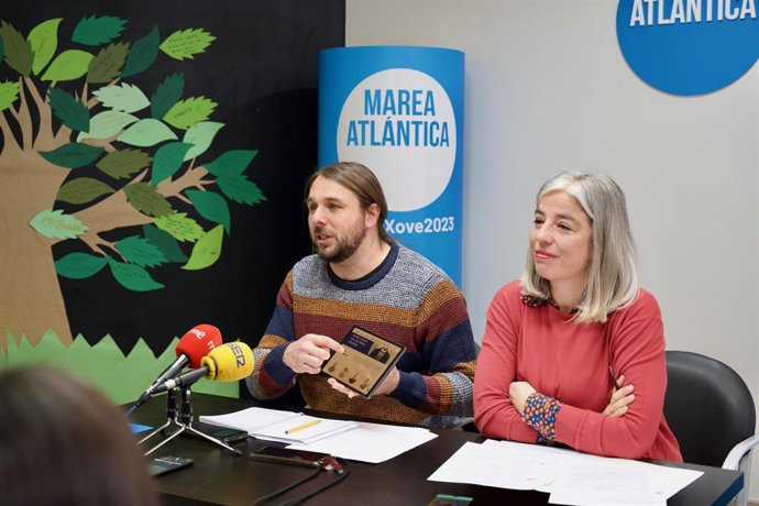 El candidato de la Marea Atlántica a la Alcaldía de A Coruña, Xan Xove, y la edil María García, presentan las novedades de la página web