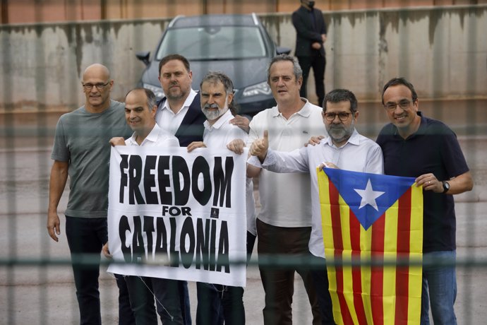 Romeva, Turull, Junqueras, Cuixart, Forn, Snchez y osep Rull posan una bandera de la estelada y un cartel en el que se lee: `Freedom For Catalonia