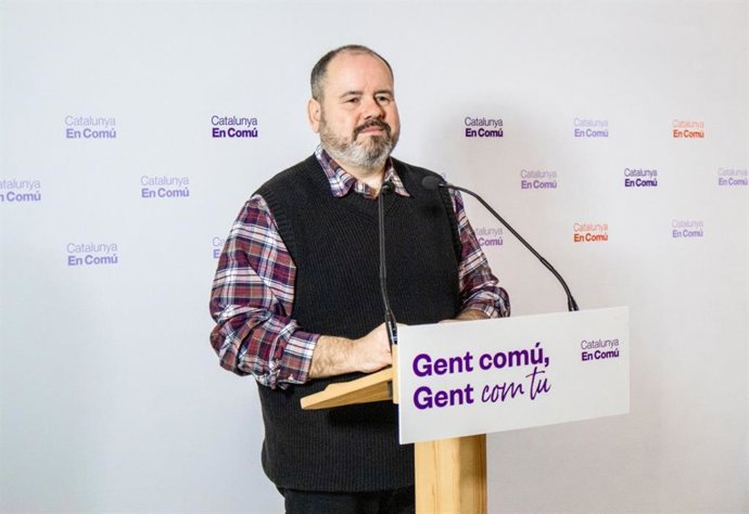 El portavoz de los comuns y diputado en el Congreso, Joan Mena, en rueda de prensa
